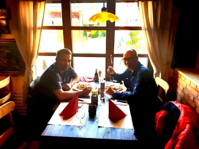 Zwei Gäste essen Pasta am Fenstertisch