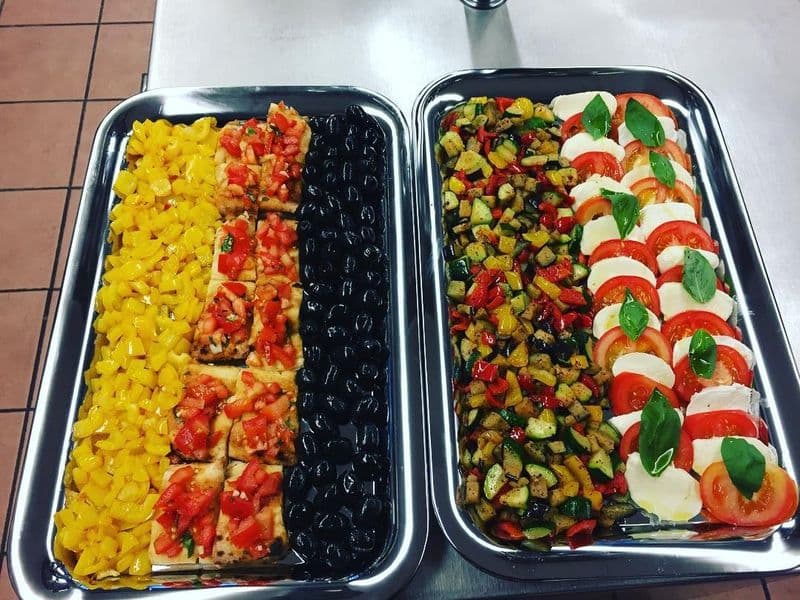 Antipasti-Platten mit Bruschetta, Oliven und Mozzarella-Tomaten-Caprese