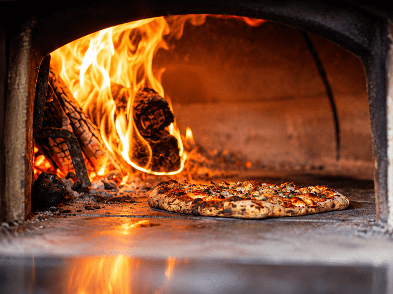 Holzofen mit brennendem Feuer